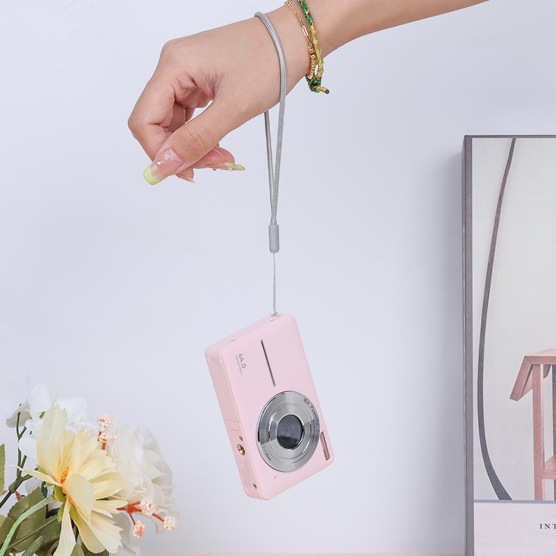 Portable pocket vlog camera, equipped with a 32GB SD card and wrist strap, supports Selfie.