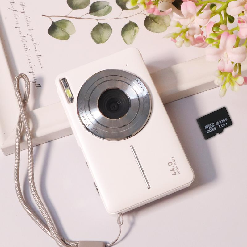 Portable pocket vlog camera, equipped with a 32GB SD card and wrist strap, supports Selfie.