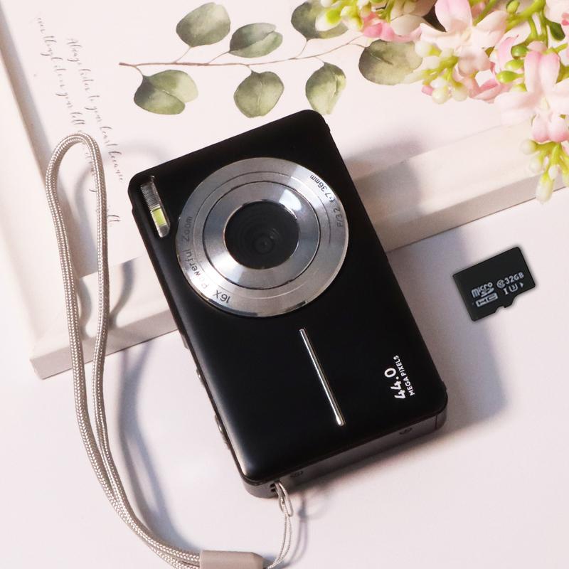 Portable pocket vlog camera, equipped with a 32GB SD card and wrist strap, supports Selfie.